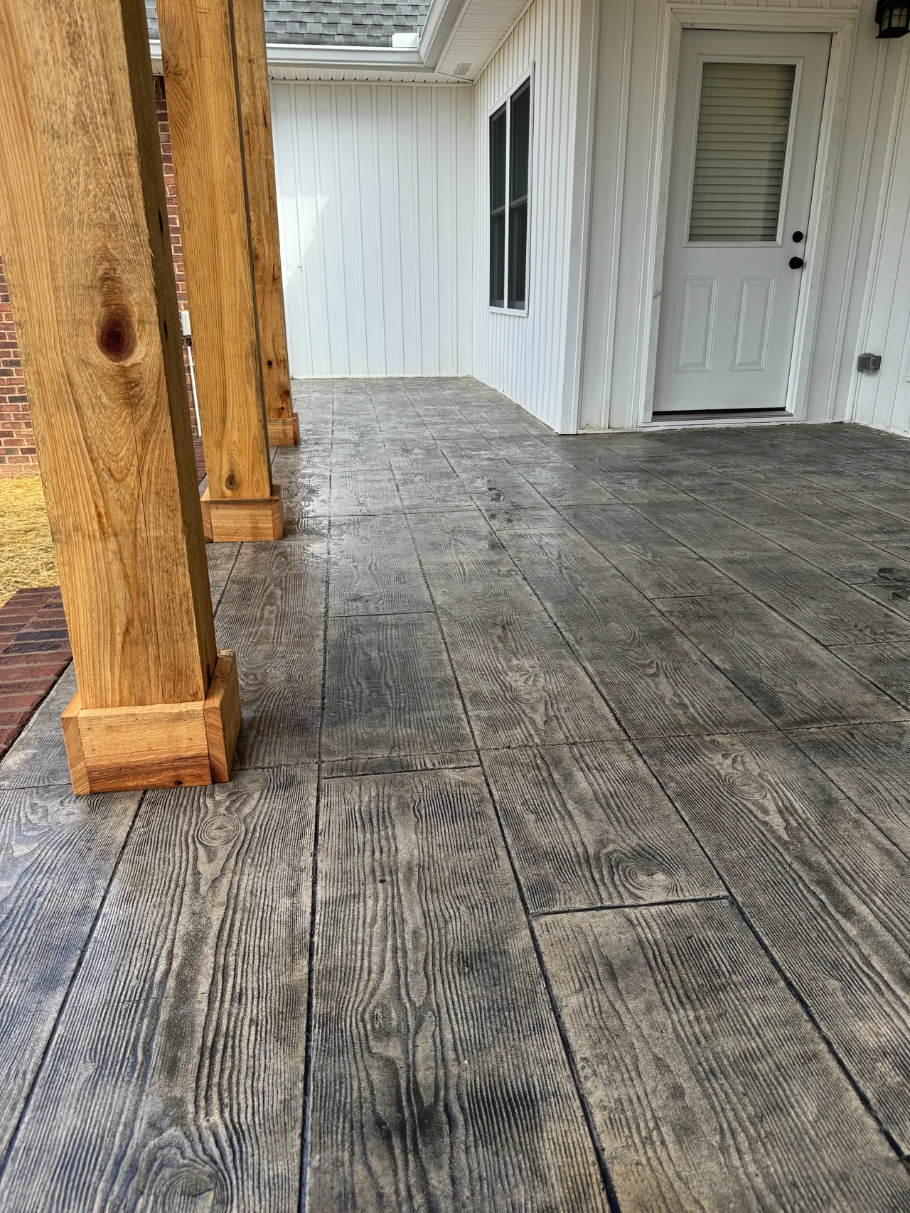 Another view of the wood grain concrete porch